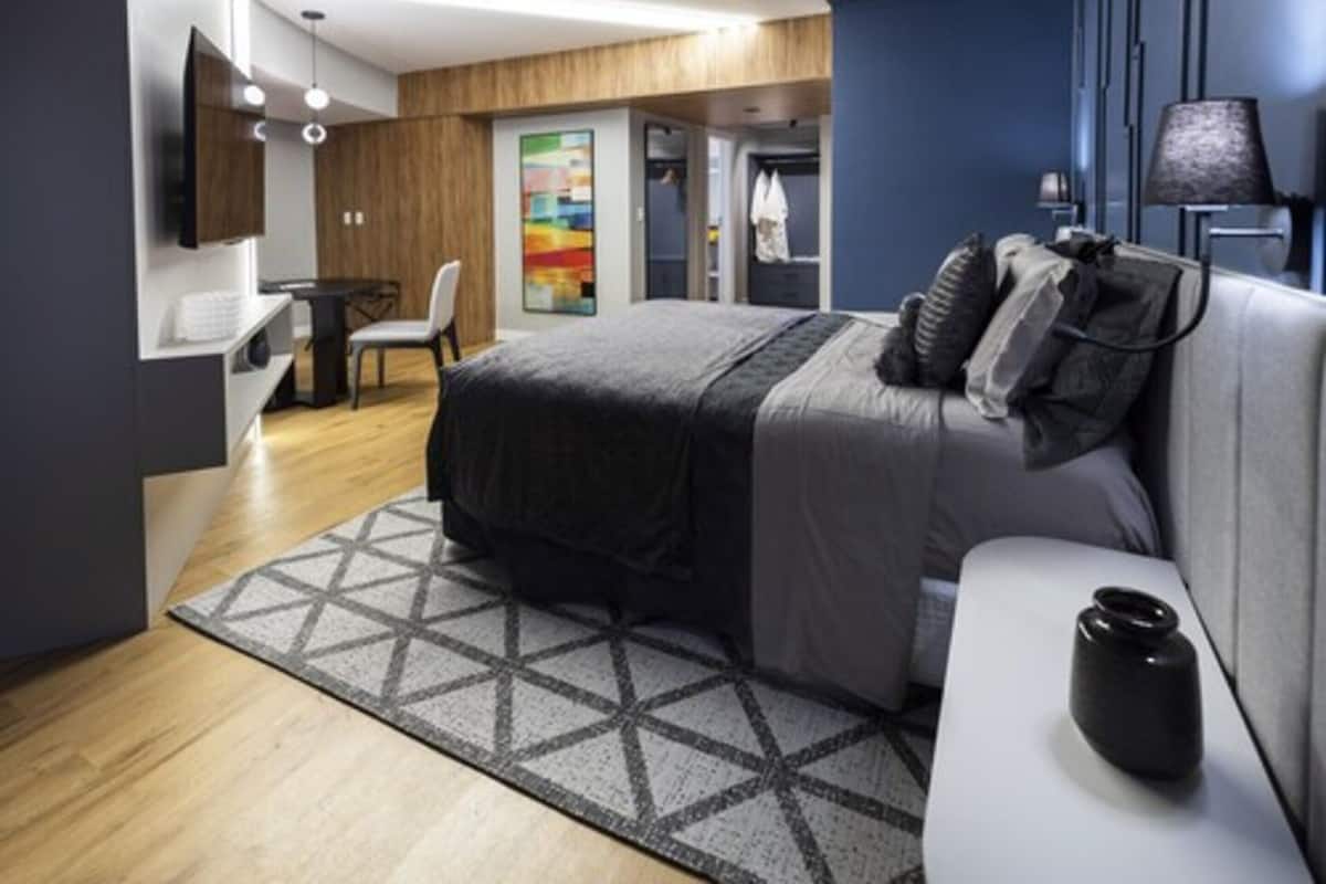 Frigobar, cofres nos quartos, escrivaninha, cortinas blackout