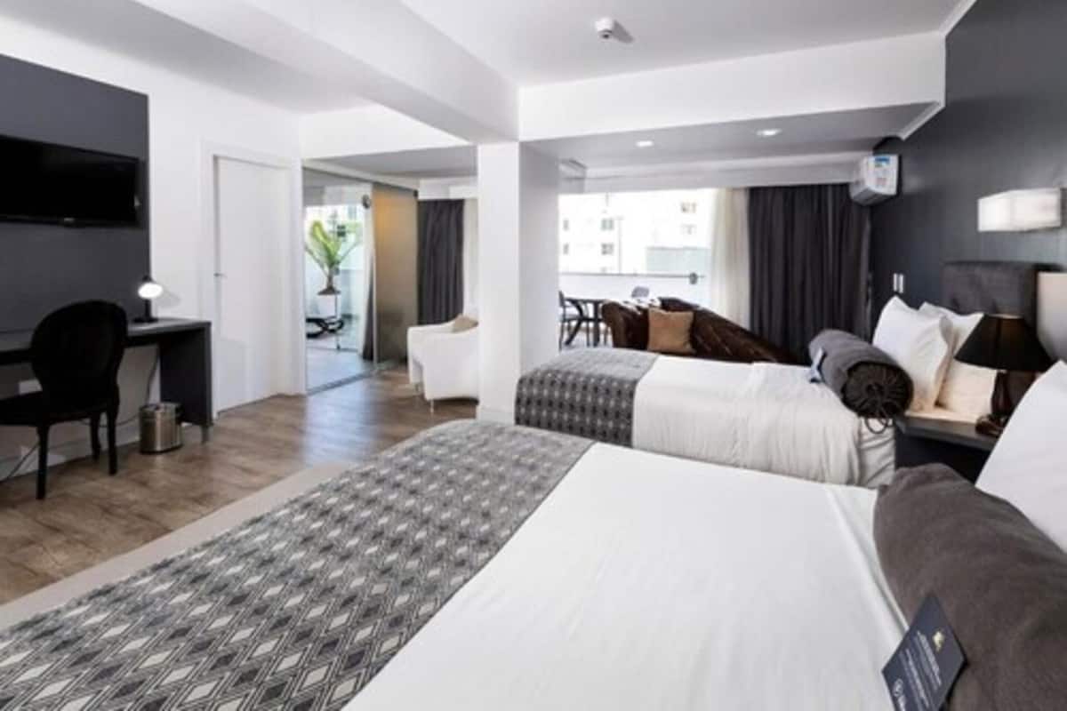 Frigobar, cofres nos quartos, escrivaninha, cortinas blackout