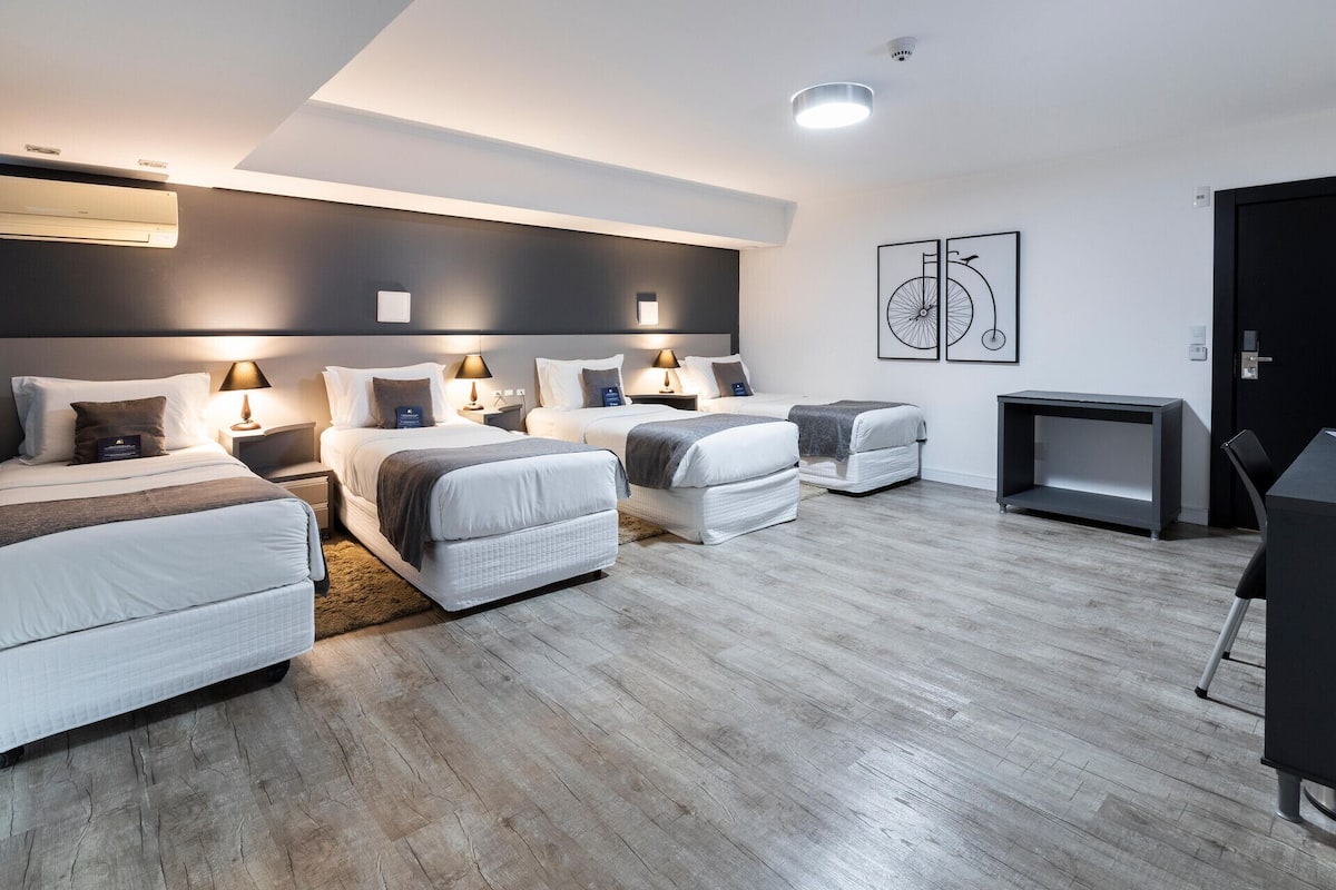 1 dormitorio, minibar, caja fuerte y escritorio