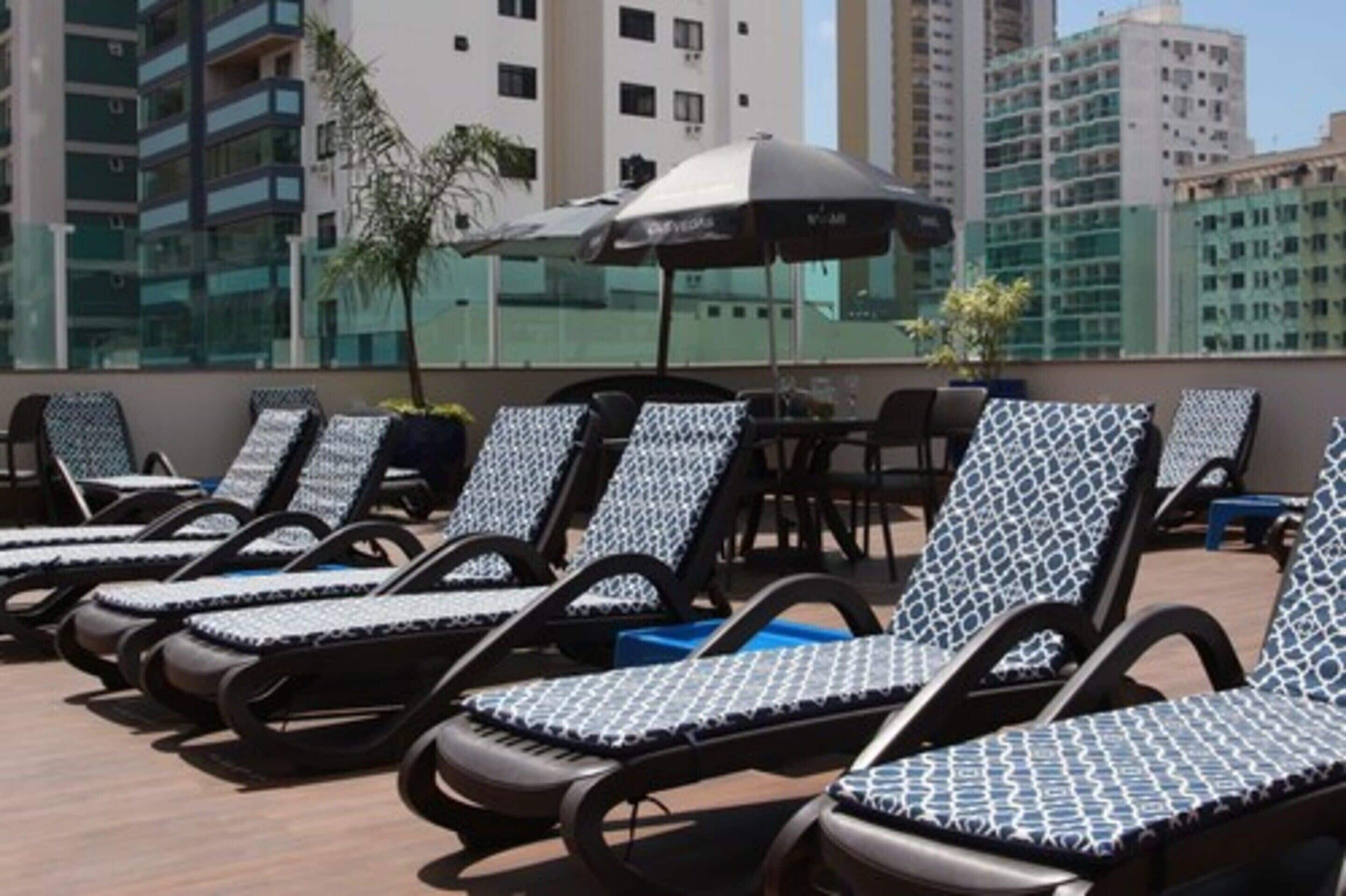 Piscina interna, 2 piscinas externas, guarda-sóis, espreguiçadeiras