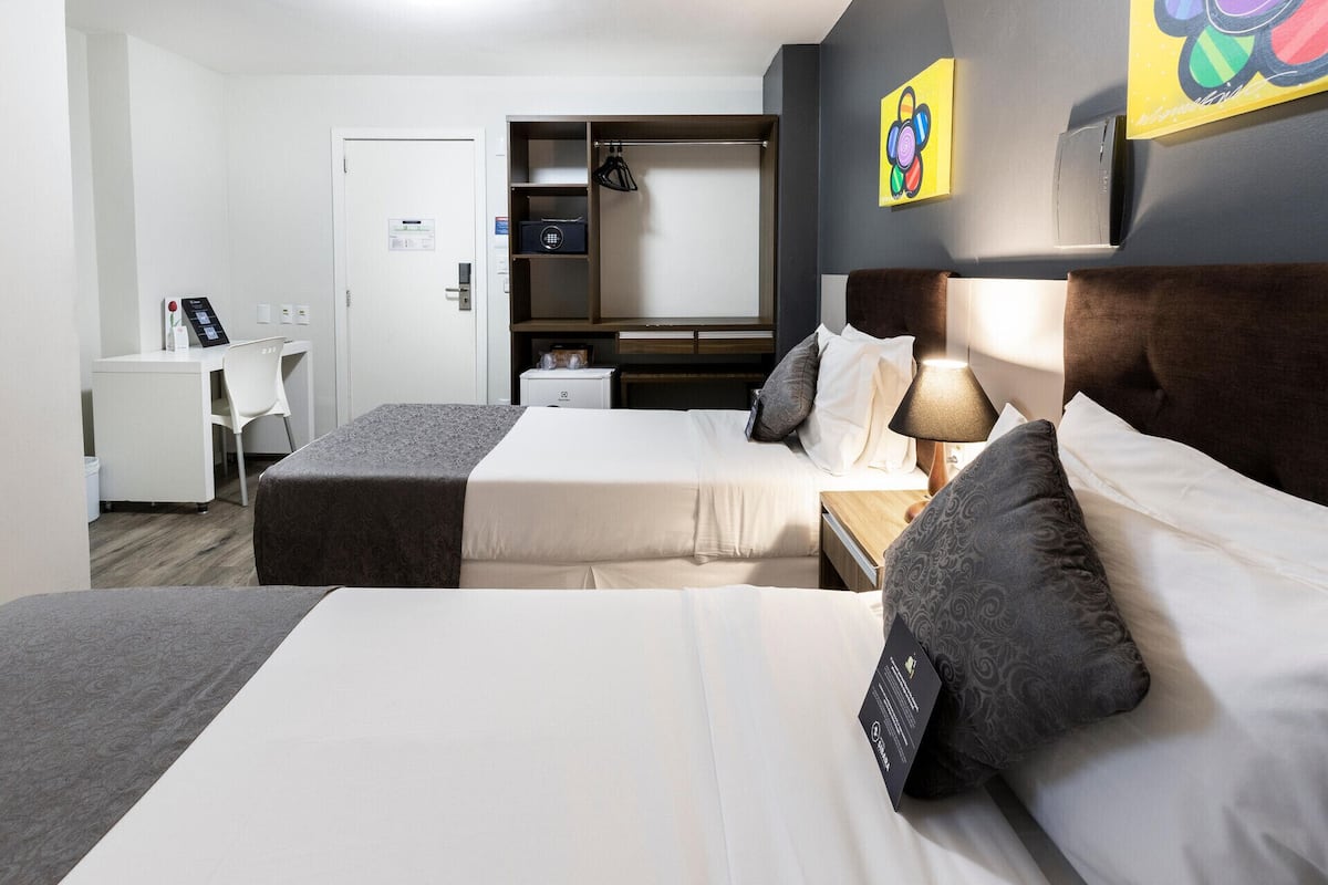 1 dormitorio, minibar, caja fuerte y escritorio