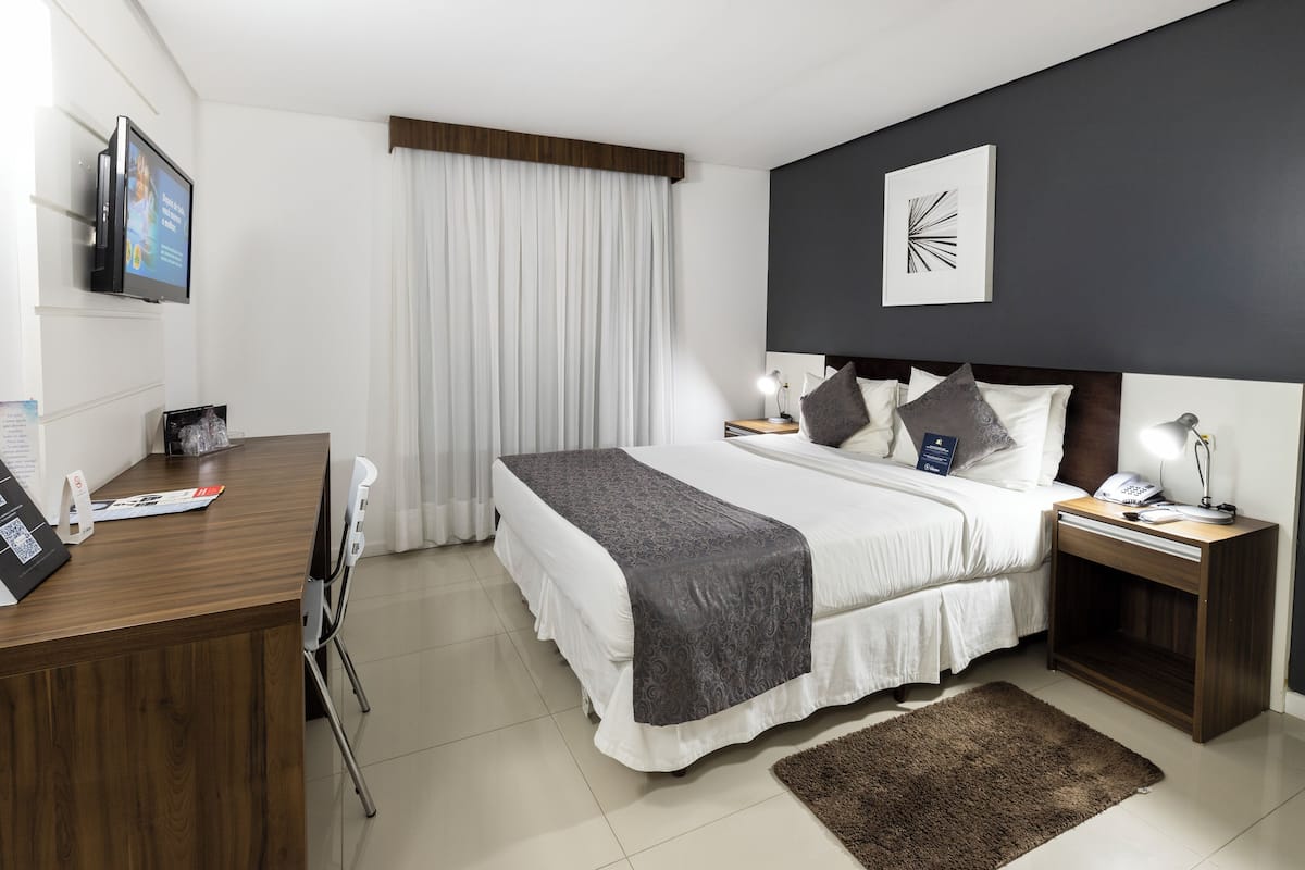 1 dormitorio, minibar, caja fuerte y escritorio