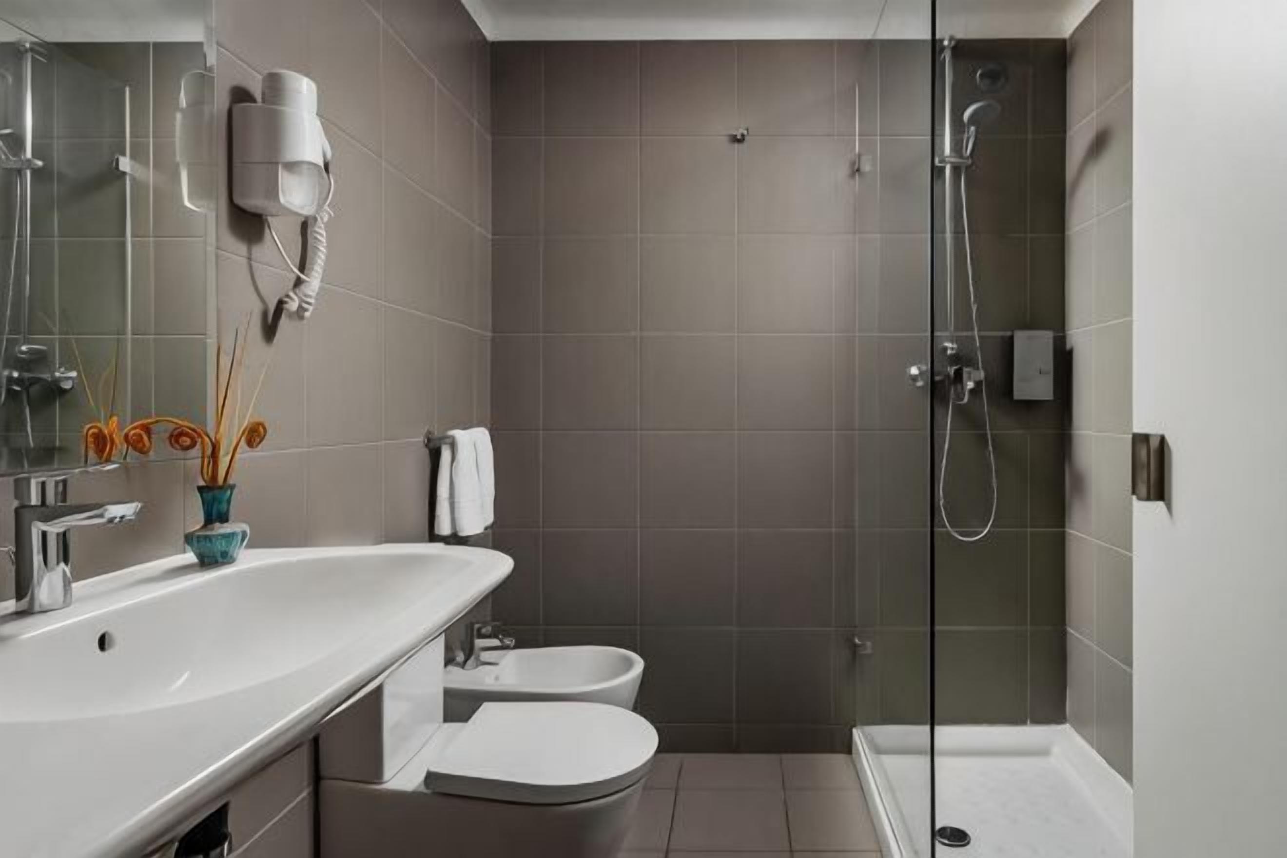 Bathroom | Shower, hydromassage showerhead, hair dryer, bidet
