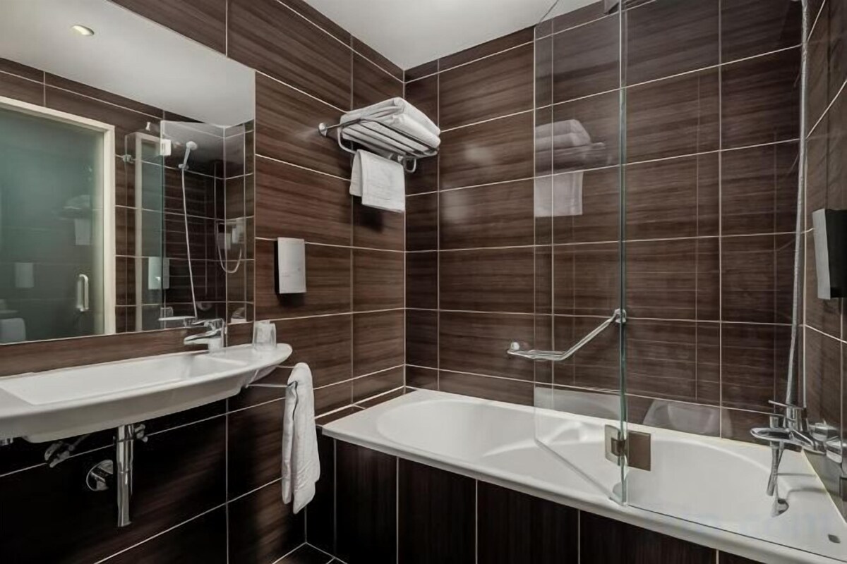Bathroom | Shower, hydromassage showerhead, hair dryer, bidet