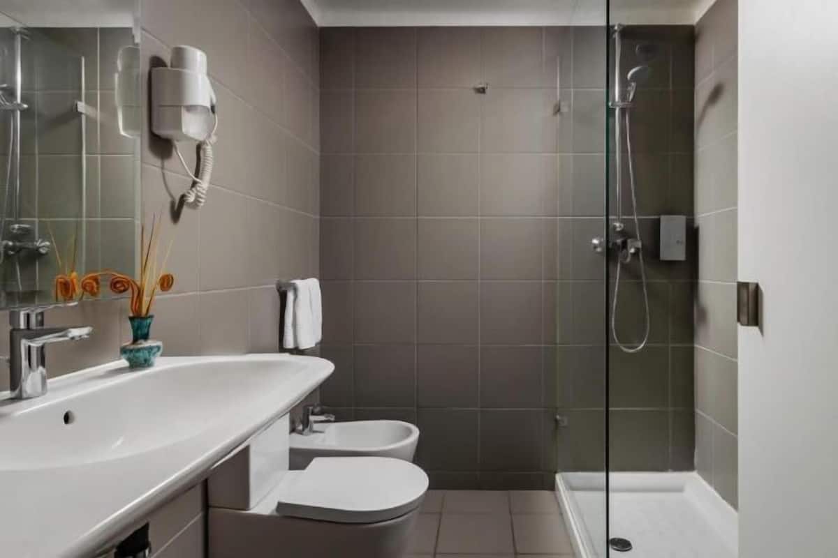 Bathroom | Shower, hydromassage showerhead, hair dryer, bidet