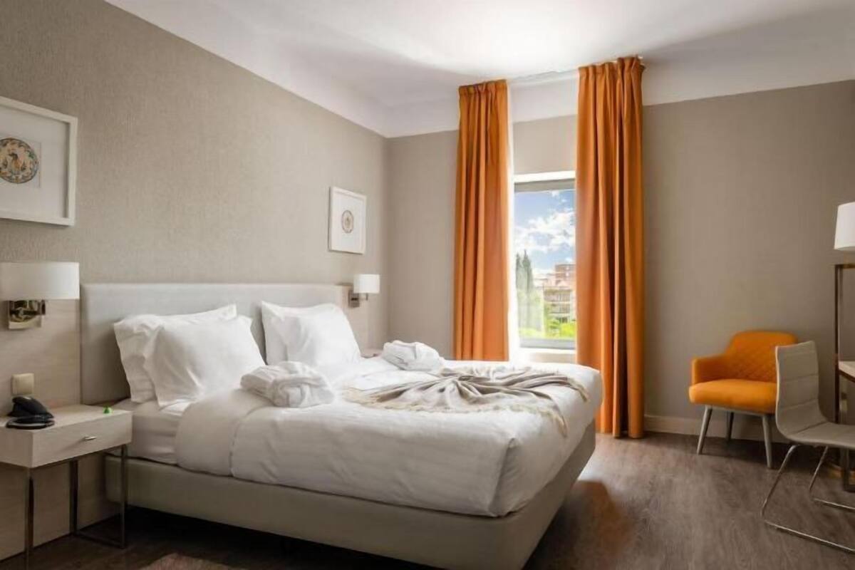 1 bedroom, in-room safe, desk, free WiFi