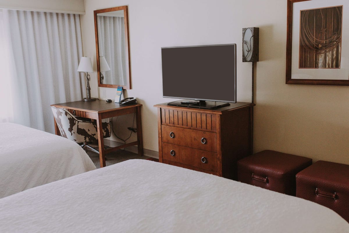 Two queens beds non smoking | Verduisterende gordijnen, een strijkplank/strijkijzer, gratis babybedden