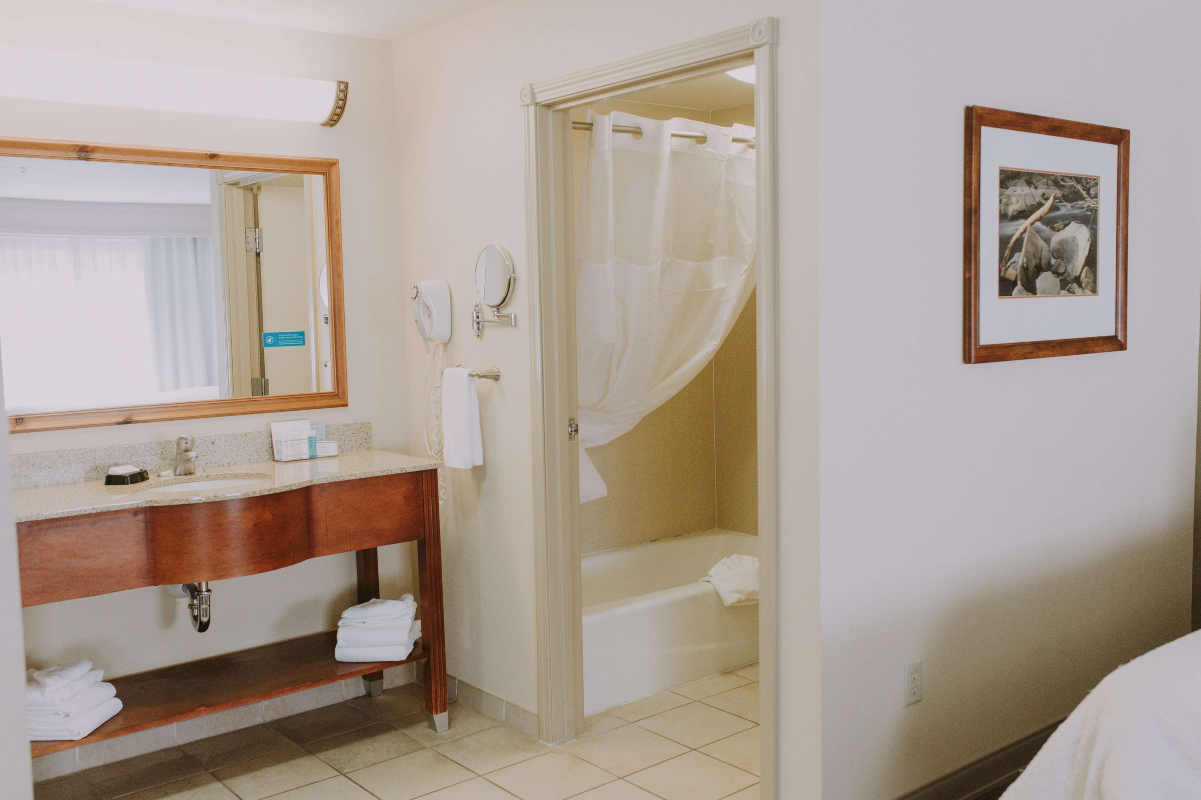 standard room | bathroom | combined shower/bathtub, hair dryer, towels