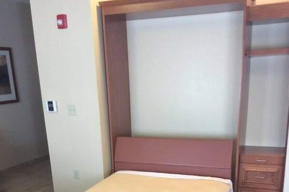 Chambre | Aire de séjour | Téléviseur à écran plat