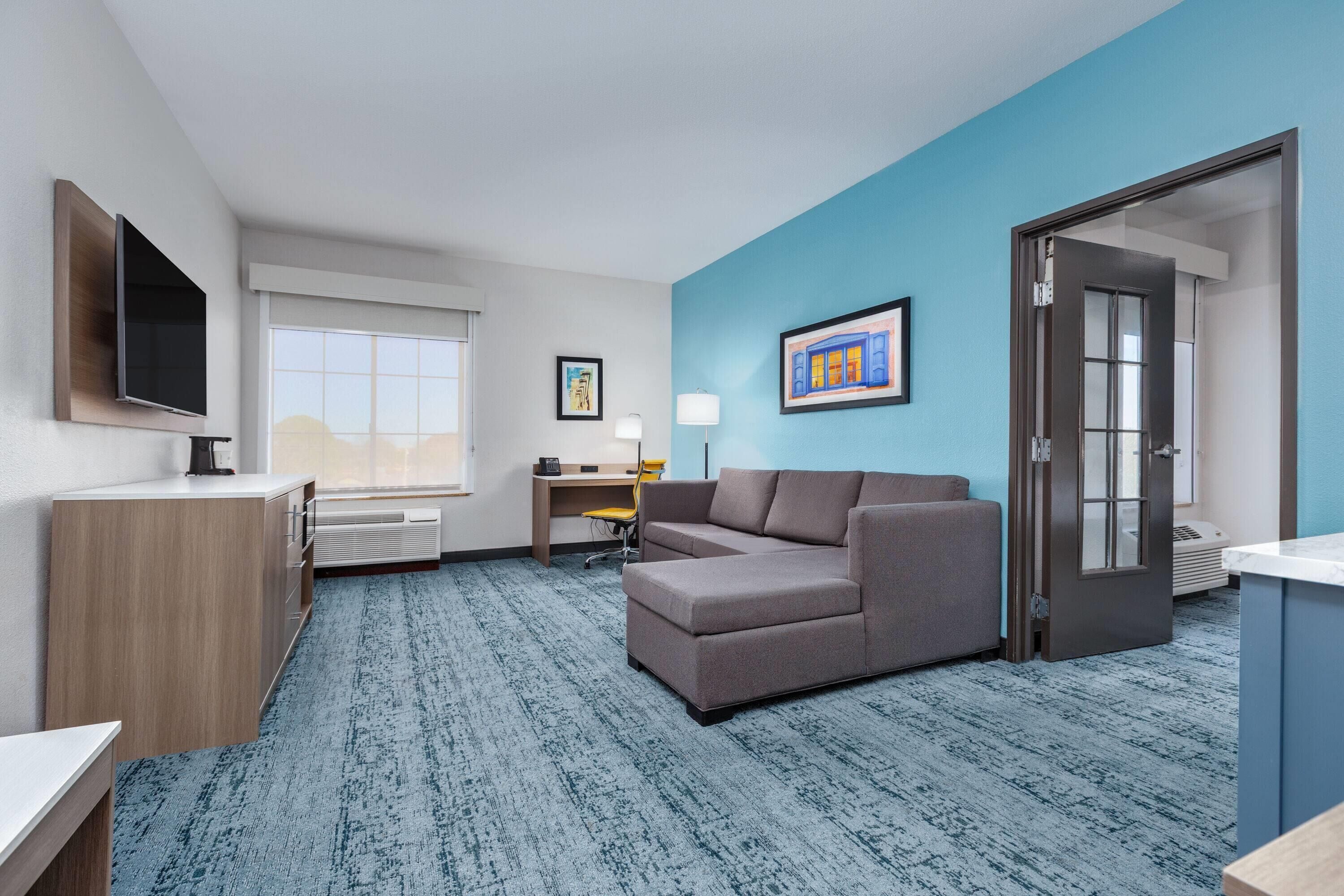 Familiesuite - 1 kingsize-seng - handicapvenligt - ikke-ryger (Deluxe, Mobility, Roll-In Shower) | Premium-sengetøj, skrivebord, mørklægningsgardiner