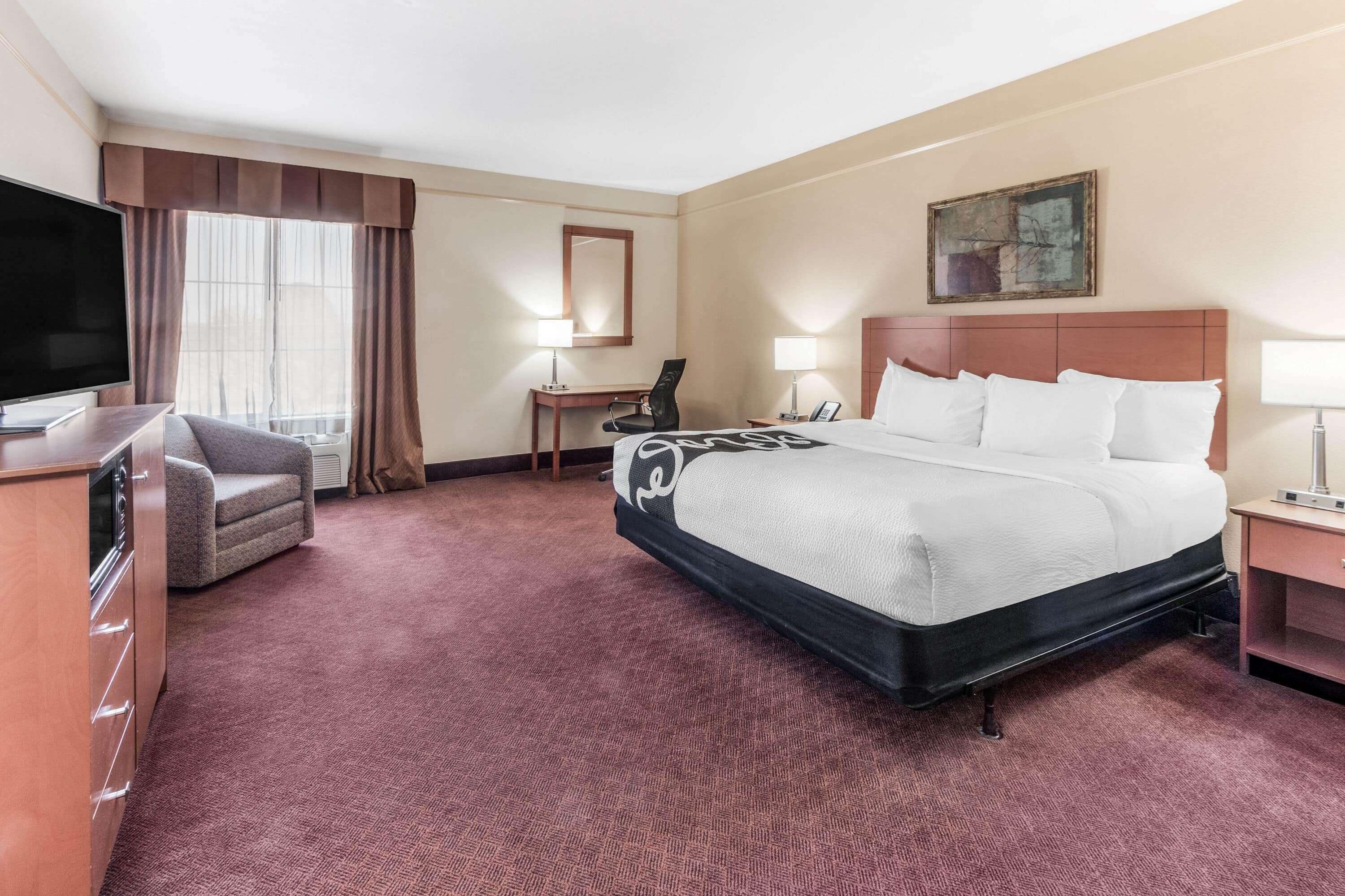 Hochwertige Bettwaren, Schreibtisch, Verdunkelungsvorhänge