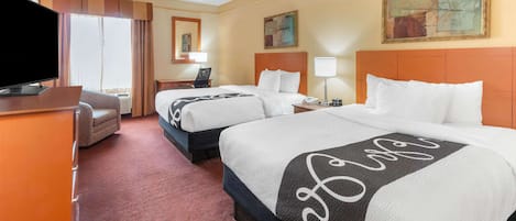 Room, 2 Katil Ratu (Queen), Non Smoking, City View | Peralatan tempat tidur premium, meja, langsir/tirai gelap terus