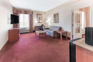 Roupas de cama premium, escrivaninha, cortinas blackout