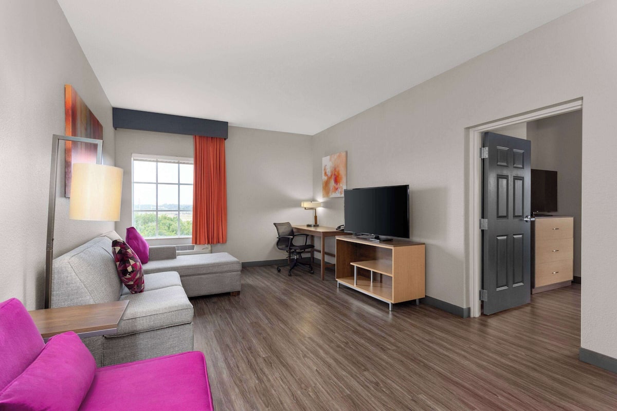Deluxe Room, 1 King Bed, Non Smoking | Premium bedding, in-room safe, desk, iron/ironing board