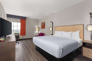 Premium bedding, in-room safe, desk, iron/ironing board - La Quinta Inn & Suites by Wyndham Ft. Pierce (Fort Pierce)