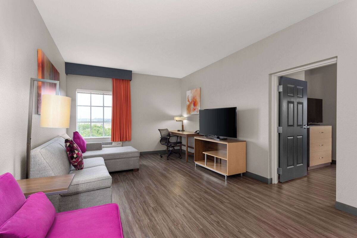 Deluxe kamer, 1 kingsize bed, niet-roken | Luxe beddengoed, een kluis op de kamer, een bureau