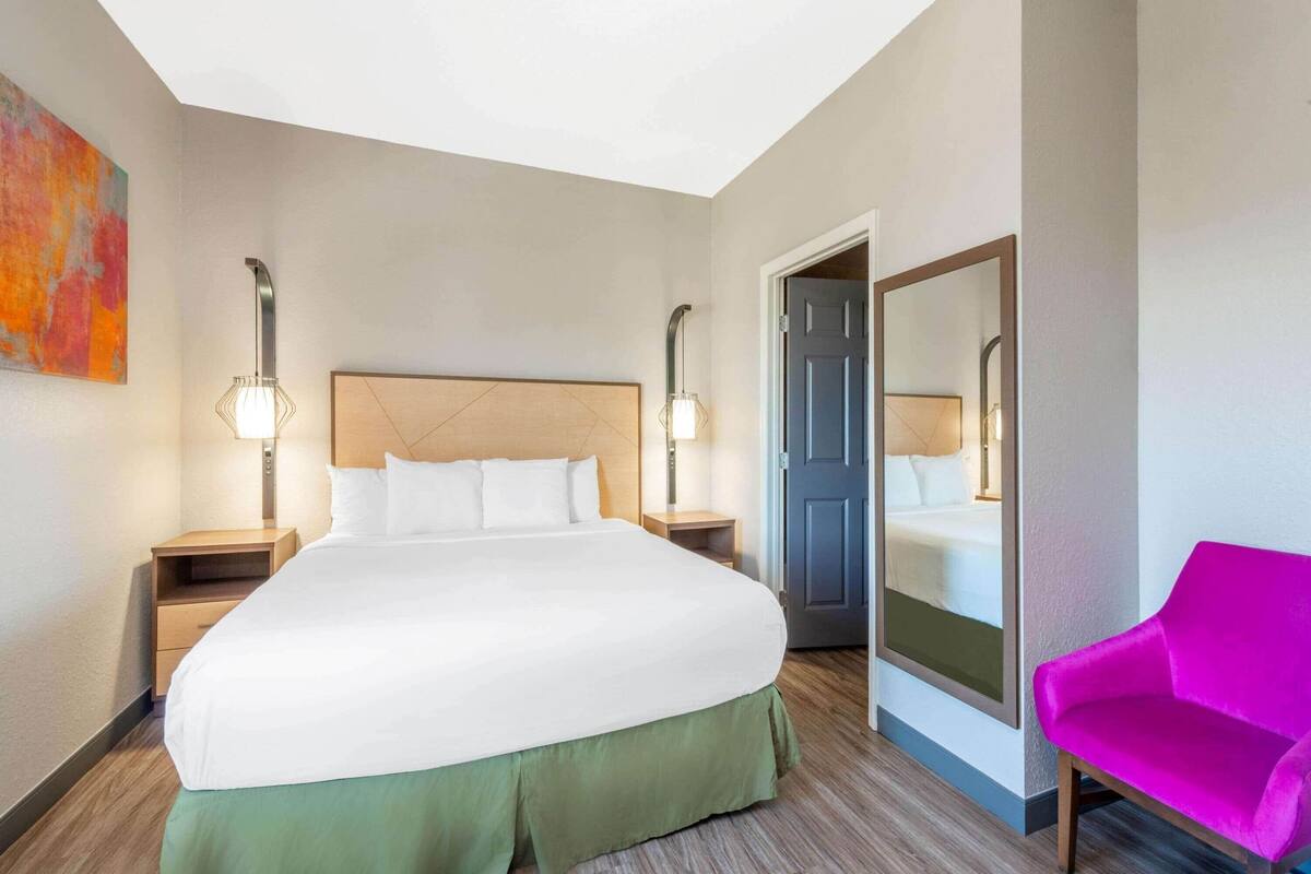 Luxe beddengoed, een kluis op de kamer, een bureau