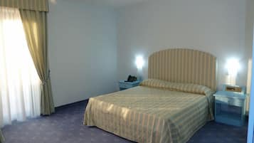 Minibar, coffres-forts dans les chambres, bureau, rideaux occultants