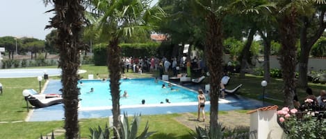 Piscine extérieure (ouverte en saison), parasols de plage