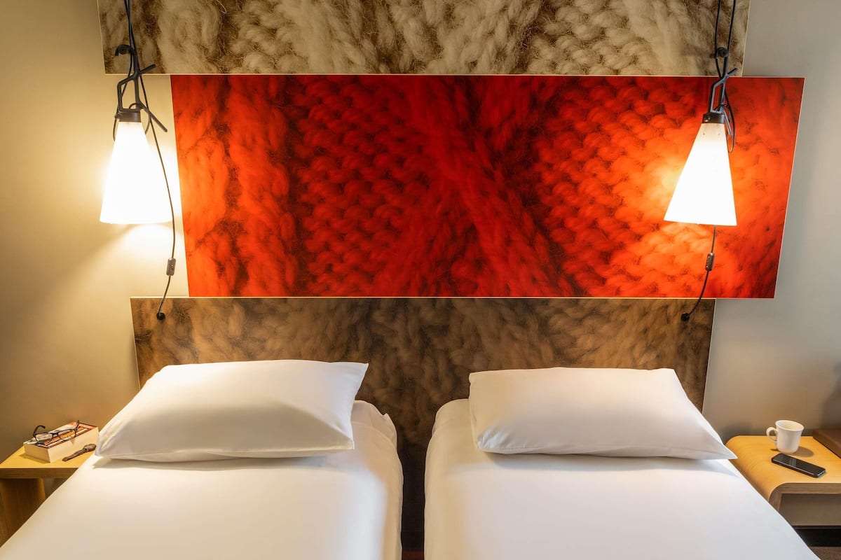 Chambre avec lits jumeaux, 2 lits jumeaux (SweetRoom) | Coffre-fort, bureau, fer et planche Ă repasser, accĂšs au Wi-Fi (inclus)