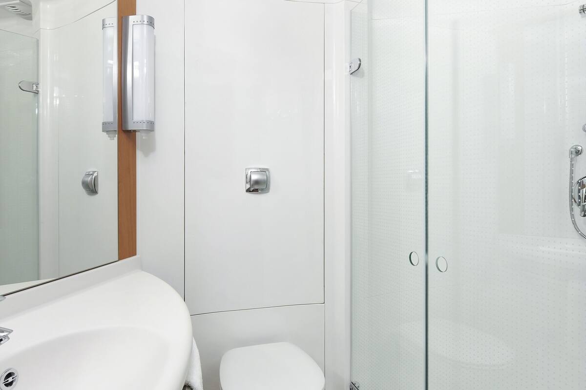 eco-friendly toiletries, hair dryer, towels