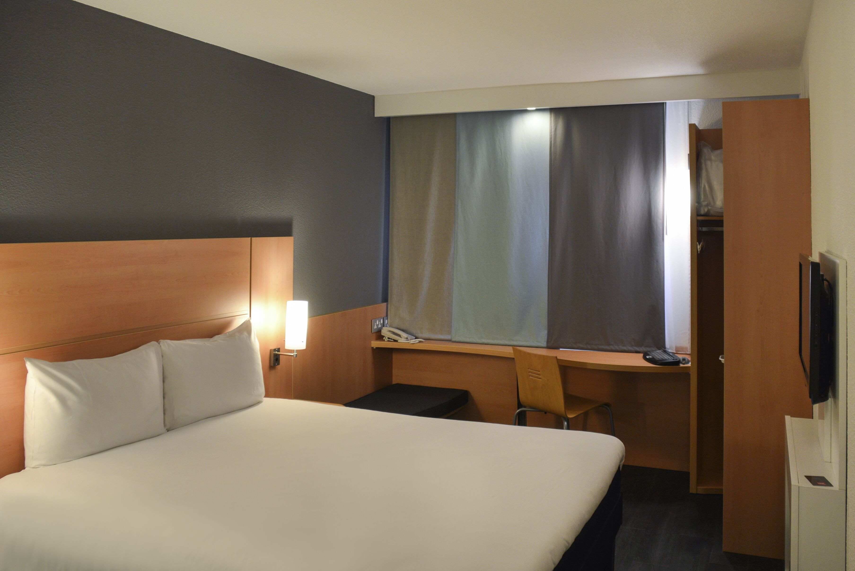 room, 1 double bed (sweetroom) | in-room safe, desk, iron/ironing board, free wifi