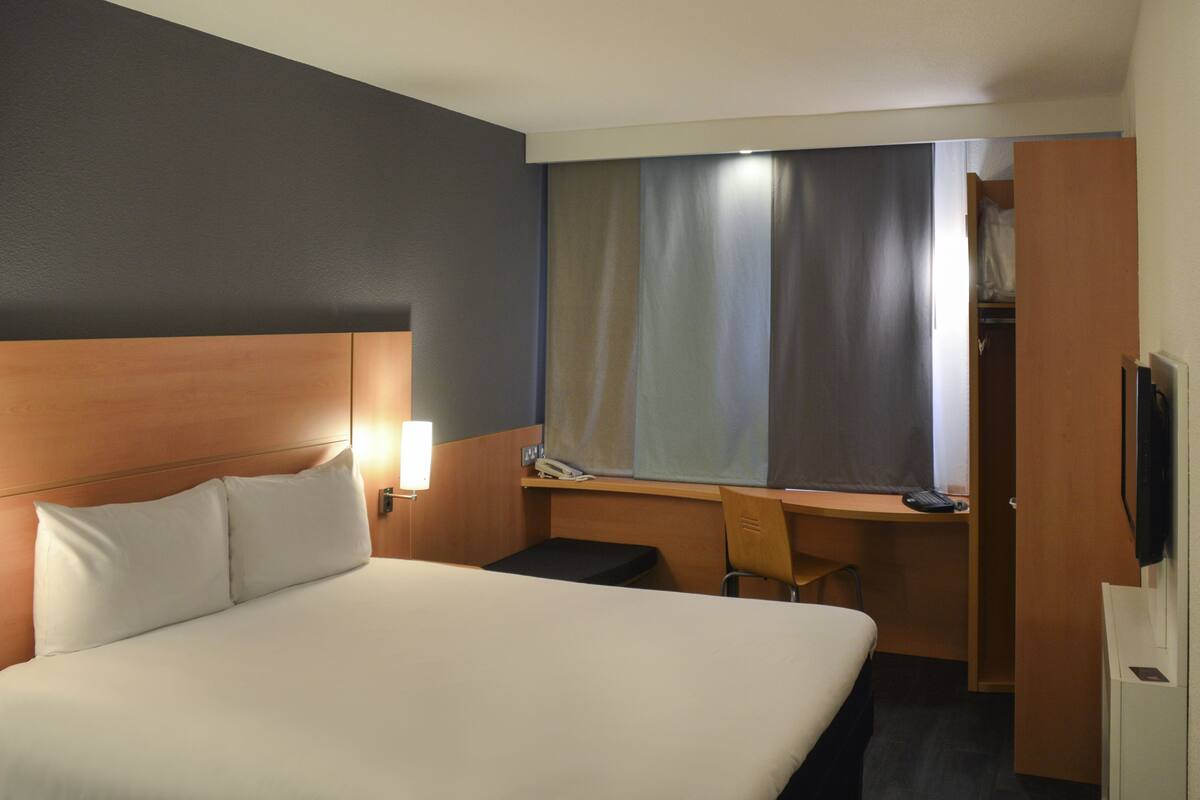 room, 1 double bed (sweetroom) | in-room safe, desk, iron/ironing board, free wifi