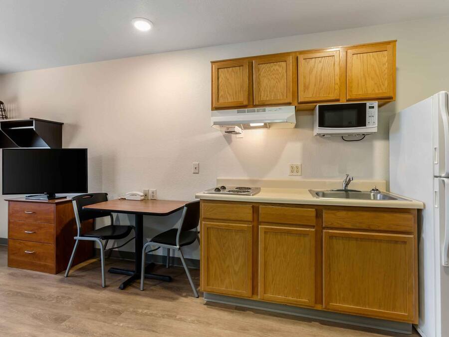 Standard Studio, Non Smoking, Refrigerator & Microwave | Private kitchen | Full-sized fridge, microwave, stovetop, cookware/dishes/utensils