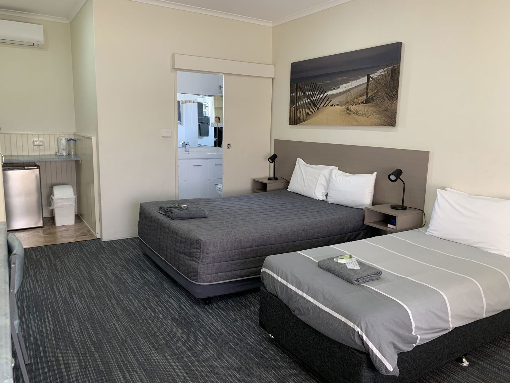 Skrivbord, mörkläggningsgardiner, strykjärn/strykbräda och gratis wi-fi