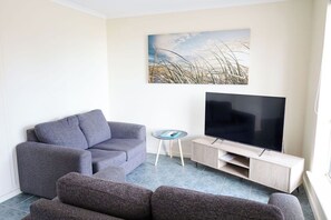 3 Bedroom Apartment | Desk, blackout drapes, iron/ironing board, free WiFi - Robetown Motor Inn & Apartments (Robe)