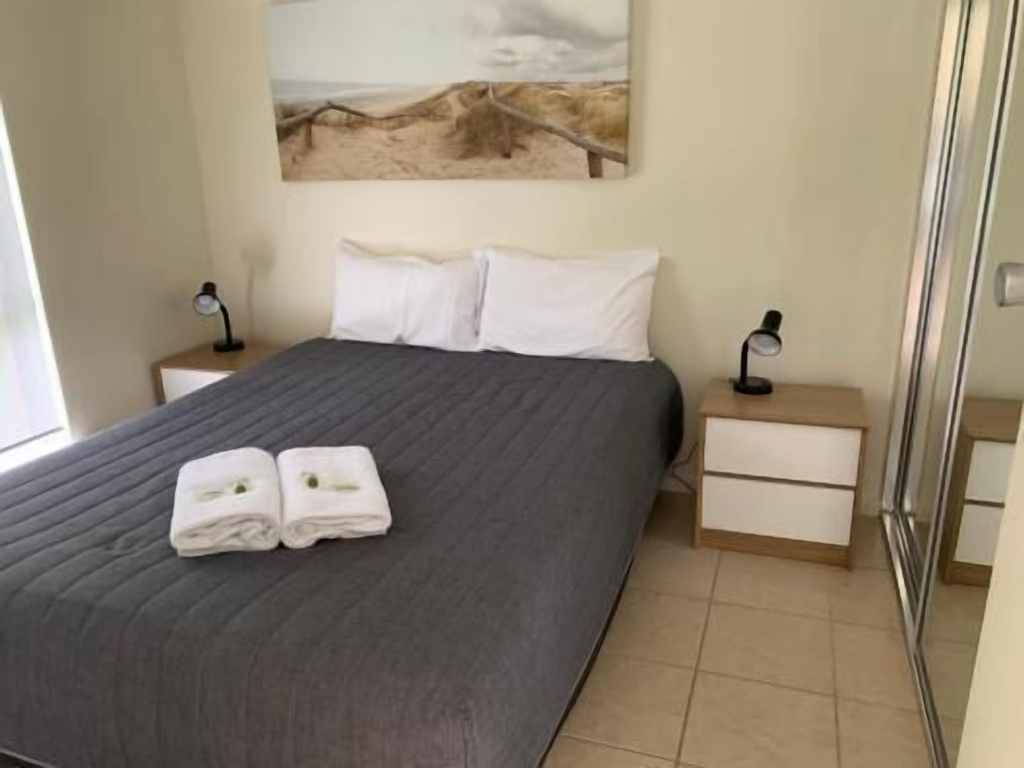 Skrivbord, mörkläggningsgardiner, strykjärn/strykbräda och gratis wi-fi