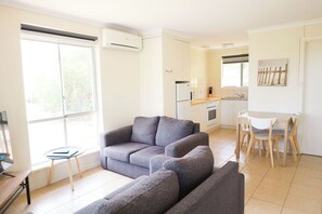 2 Bedroom Apartment | Desk, blackout drapes, iron/ironing board, free WiFi - Robetown Motor Inn & Apartments (Robe)