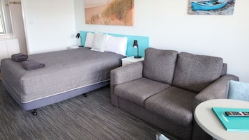 Quarto, 1 cama Queen | Escrivaninha, cortinas blackout, ferros/tábuas de passar roupa