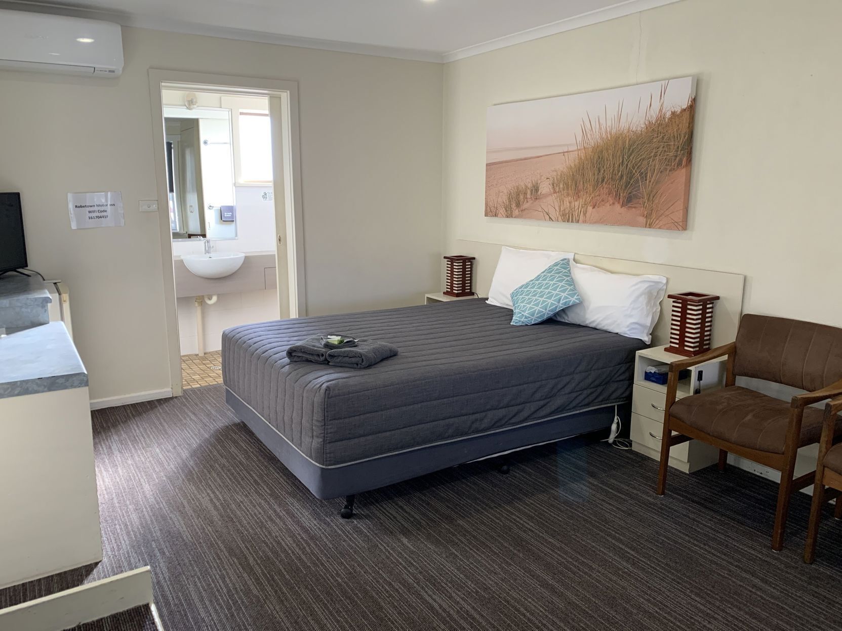 Skrivbord, mörkläggningsgardiner, strykjärn/strykbräda och gratis wi-fi