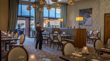 2 restaurants, lunch served