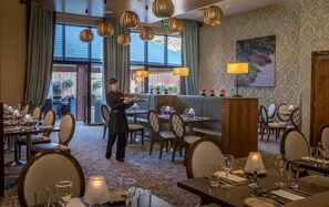 2 restaurants; lunch and dinner served