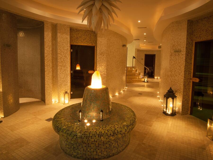 Couples treatment rooms, sauna, hot tub, steam room, body treatments