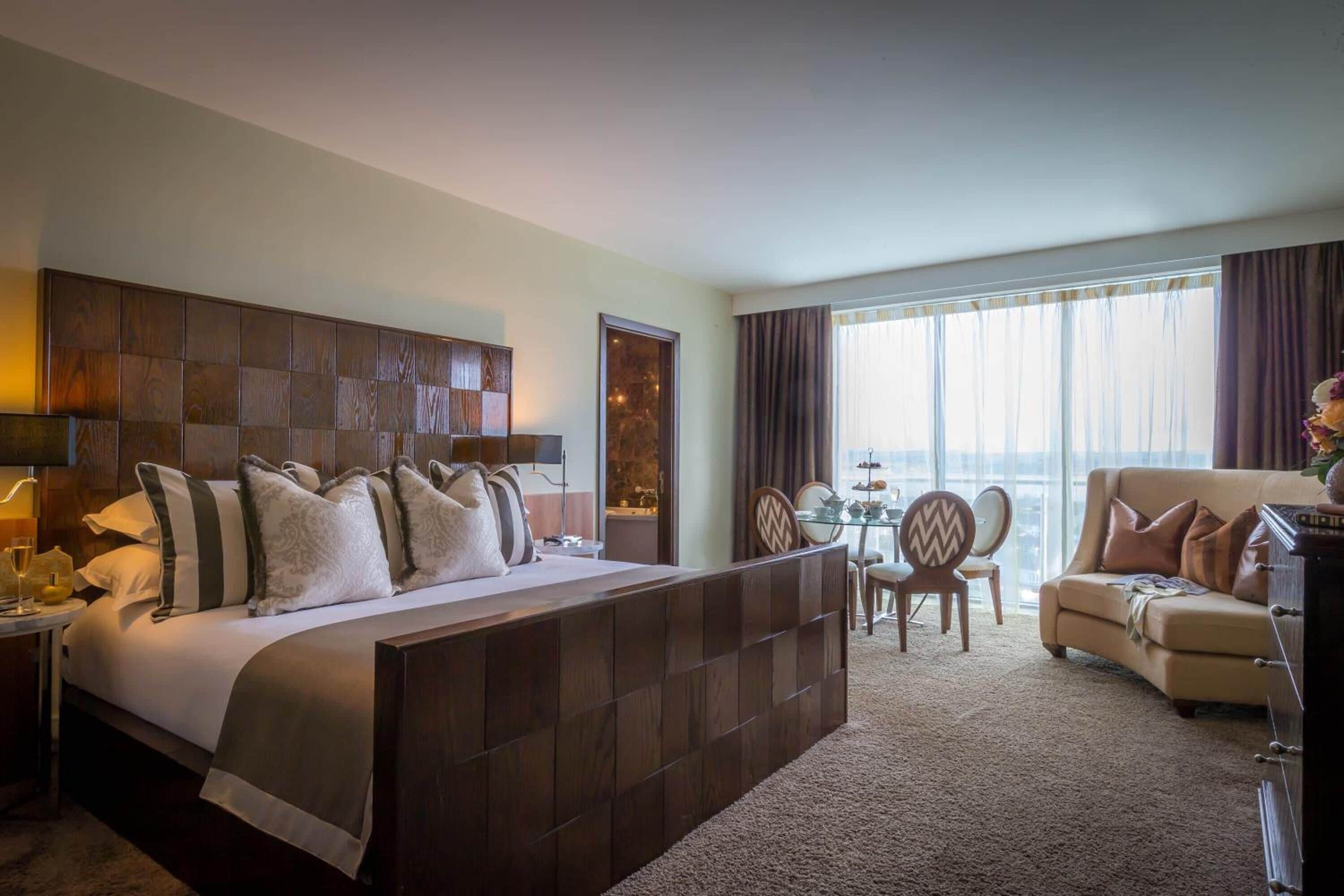 1 bedroom, hypo-allergenic bedding, desk, laptop workspace