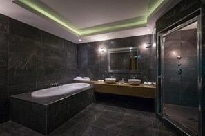 Combined shower/bathtub, hair dryer, bathrobes, towels - Lough Rea Hotel & Spa (Loughrea)
