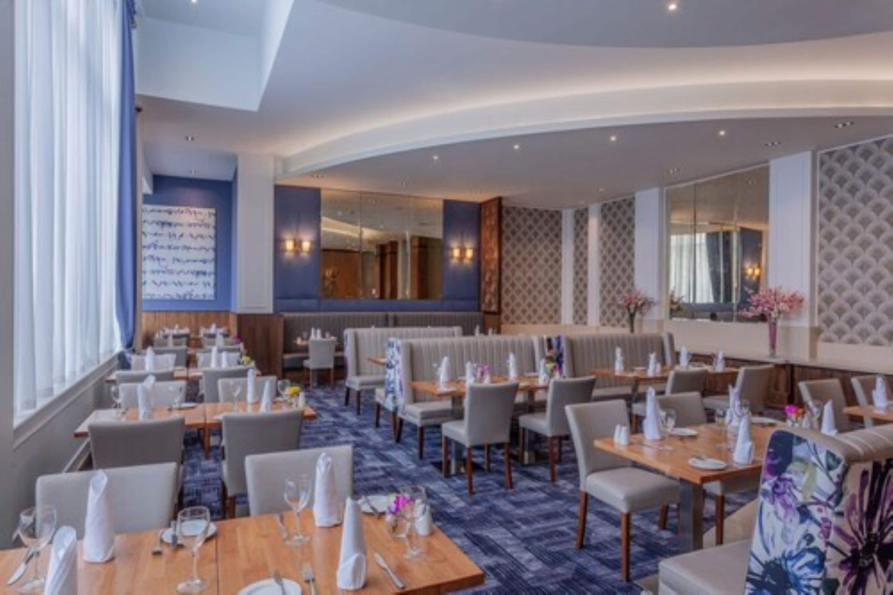 2 restaurants, lunch served