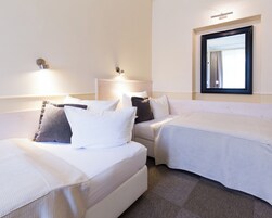 Superior Süit | Kaliteli yatak takımı, minibar, odada kasa, masa