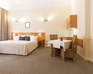 Suite familiar | Ropa de cama de alta calidad, minibar, caja fuerte