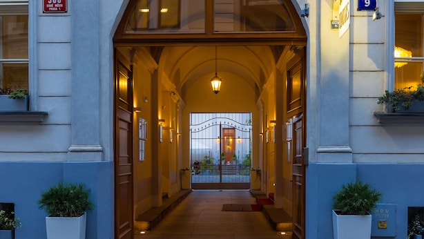 Una entrada imponente con un arco de entrada, un cartel que indica la habitación 308, y una escalera que conduce a la entrada.