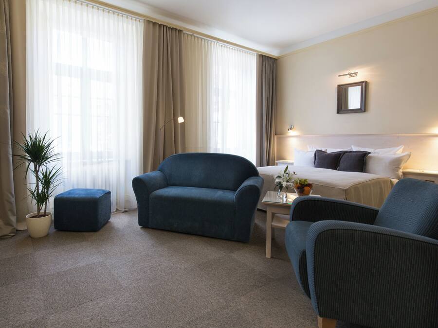 Suite – junior | Sengetøy av topp kvalitet, minibar og safe på rommet