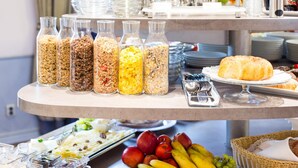 Montaje de buffet con diversos alimentos y salsas.