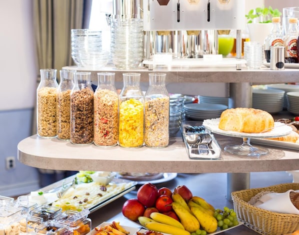 Montaje de buffet con diversos alimentos y salsas.