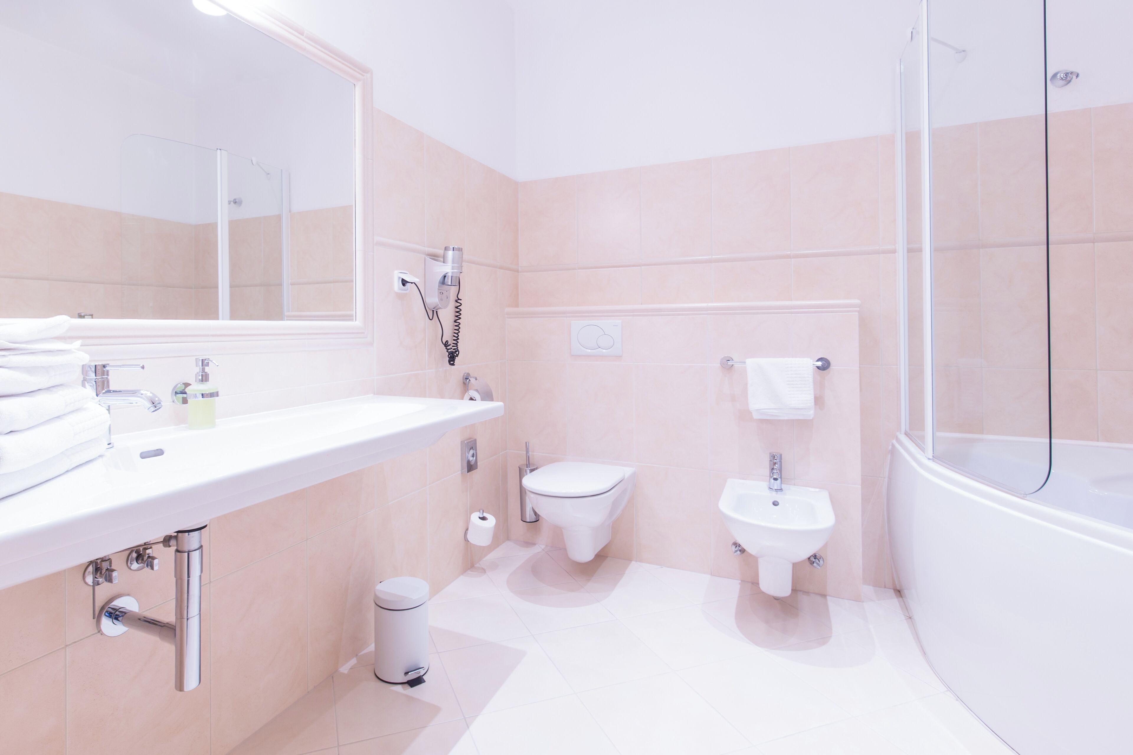 Un baño moderno con lavabo, inodoro, bidé y ducha.