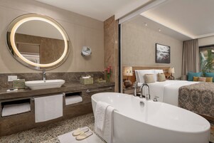 Combined shower/bathtub, rainfall showerhead, free toiletries