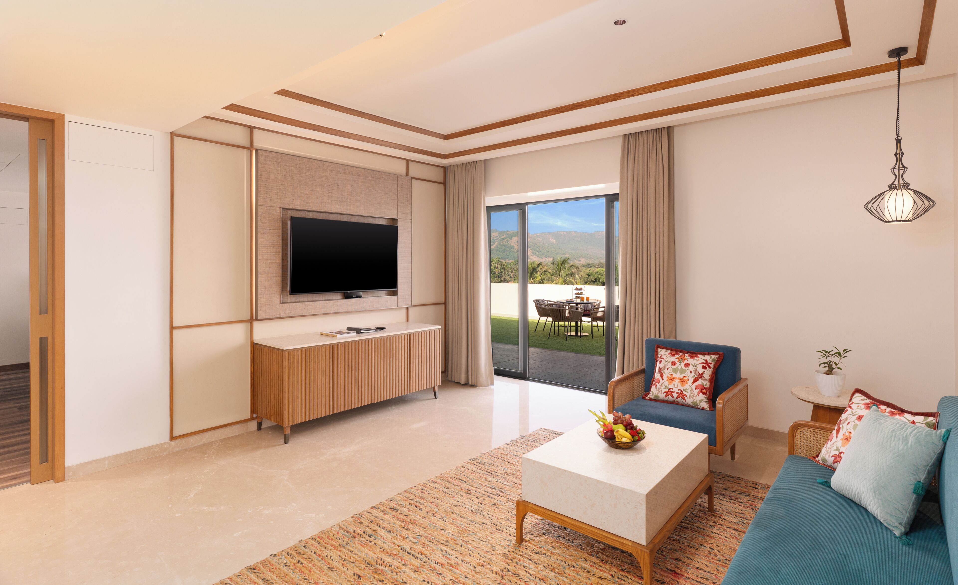 Signature Suite | Living area | 36-inch flat-screen TV with satellite channels, TV, table football