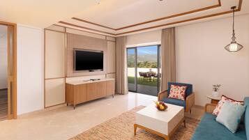 Signature suite | Woonruimte | Een 36-inch flatscreentelevisie met satellietzenders en televisie